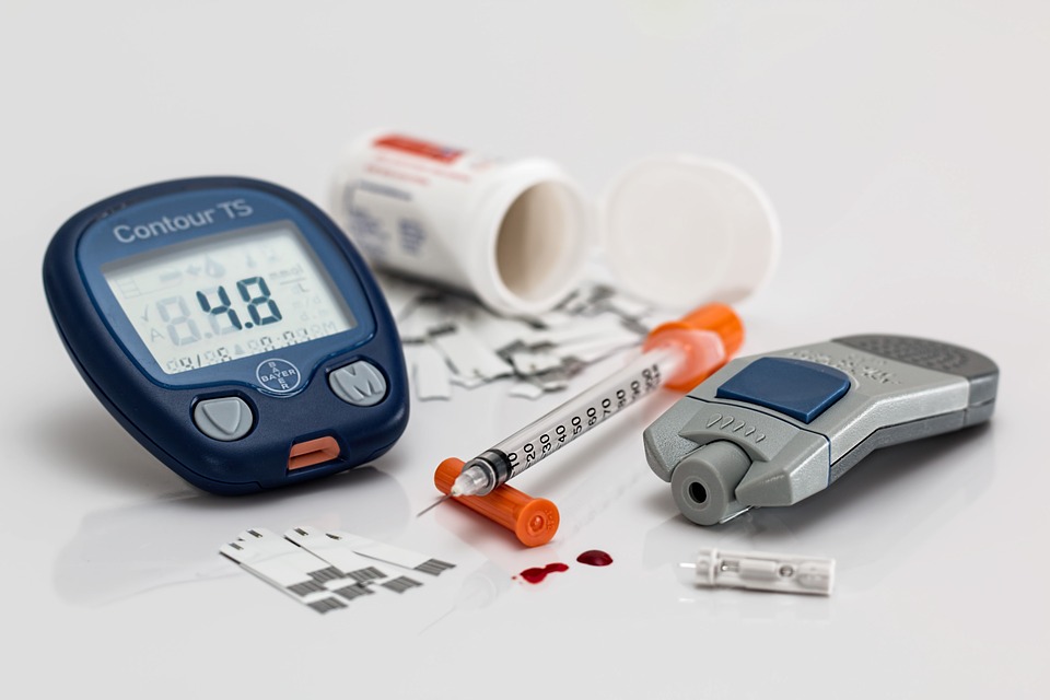 血圧が高いほど AGE が蓄積されて糖尿病合併症が早期化・悪化しやすい